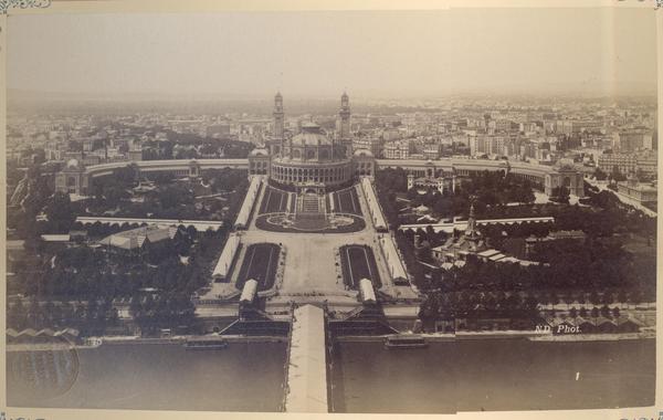 [Album de la Exposición Universal de París de 1889 : Jardínes y Palacio del Trocadero, ubicados frente a la Torre Eiffel]