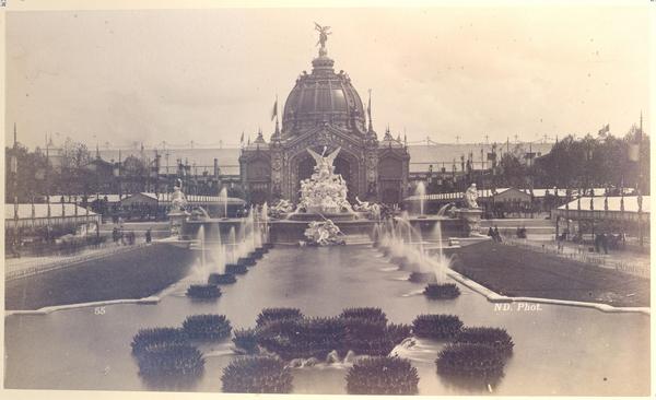 [Album de la Exposición Universal de París de 1889 : Fuente Monumental de M. Coutan, delante de la cúpula del Palacio de las industrias diversas]