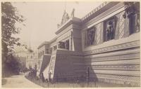 [Album de la Exposición Universal de París de 1889 : Pabellón de México, esculturas del exterior, obra de Jesús Contreras]