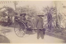 [Album de la Exposición Universal de París de 1889 : Conductor de un carrito de dos ruedas (rickshaw), transporta un pasajero]