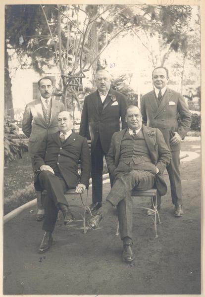 [Luis Barceló (intendente de Tacna), de pie al centro; sentados: Luis Arteaga (delegado de gobierno) , Garay (gobernador de Arica) y otros]