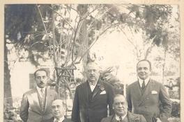 [Luis Barceló (intendente de Tacna), de pie al centro; sentados: Luis Arteaga (delegado de gobierno) , Garay (gobernador de Arica) y otros]