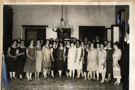 [Grupo de mujeres en un baile social en la gobernación departamento, Arica]