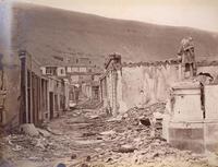 [Ruinas de la ciudad de Chorrillos, con el monumento a Cristóbal Colón decapitado, Batalla de Chorrillos, Guerra del Pacífico]
