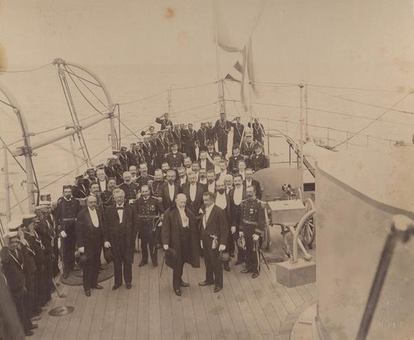 [El abrazo del Estrecho de Magallanes, celebrado a bordo, en la ciudad de Punta Arenas, el 15 de febrero de 1899]