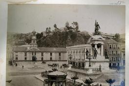 [Monumento a Arturo Prat en Valparaíso, al fondo se divisa el edificio de la Intendencia]