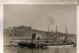 [Vista del muelle fiscal de Valparaíso, con un barco atracado]