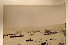 [Vista general del Puerto de Valparaíso, con barcos en el mar]