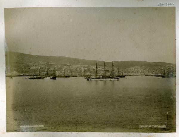 [Vista general de la bahía de Valparaíso, con barcos en el mar]