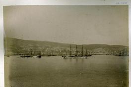 [Vista general de la bahía de Valparaíso, con barcos en el mar]