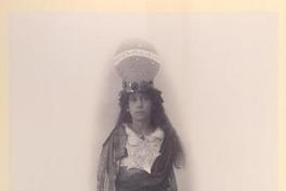 [Alumna de una escuela municipal representando a Chile y Brasil, en una passeiata del 25 de julio de 1902, con la vestimenta típica bahíana, Salvador de Bahía, Brasil]