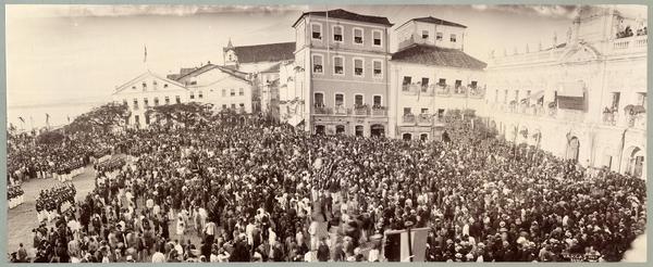 [Vista panorámica de la Plaza de Consejo en el día de los ejercicios militares, 23 de julio de 1902, Salvador de Bahía, Brasil]