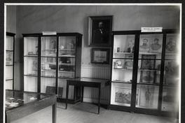 [Album Museo de Historia Natural de Concepción: Sección de Historia. Sala en que se guardan retratos y recuerdos de la Guerra del Pacífico]