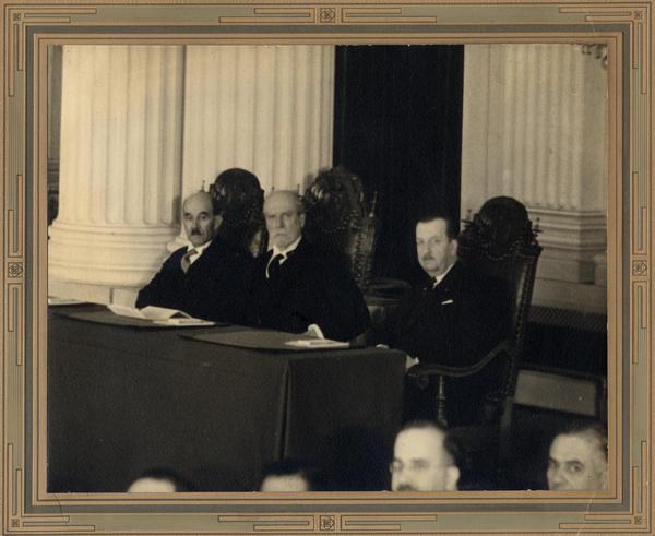 [Emilio Bello Codesido y otros dos hombres sentados, como parte del Tribunal de Arbitros, que resolvió el tema limítrofe entre Guatemala y Honduras, Washington 1932]