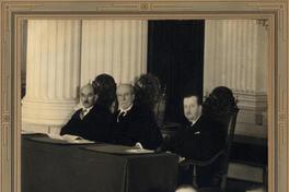 [Emilio Bello Codesido y otros dos hombres sentados, como parte del Tribunal de Arbitros, que resolvió el tema limítrofe entre Guatemala y Honduras, Washington 1932]