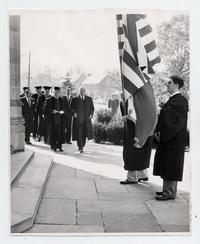 [Guillermo Feliú Cruz, junto a otros señores en ceremonia de graduación, entrando a un edificio. Estados Unidos]