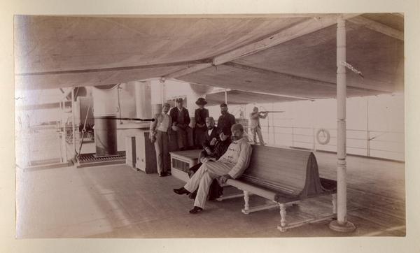 [Retrato de Sara del Campo, junto a una mujer y un grupo de caballeros, en la cubierta del barco]