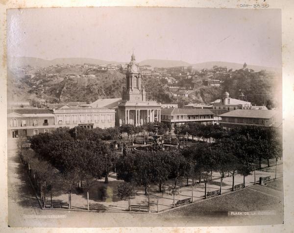 [Plaza de La Victoria, destacando la Iglesia del Espíritu Santo, otras edificaciones y cerros de Valparaíso]