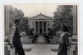 [Frontis del College History, Estados Unidos, en primer plano una pareja apoyada en los pilares]