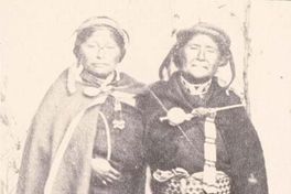 Familia mapuche, con trajes y platería, hacia 1890.