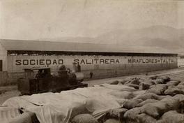Edificio de la Sociedad Salitrera Miraflores de Taltal, locomotora y salitre envasado en sacos