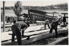 Trabajadores construyendo embarcaciones en el Astillero