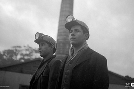 Equipo de escritorio: Mineros de la mina de carbón de Lota, 1940. Fotografía de Ignacio Hochhäusler