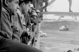 Equipo de escritorio: Obreros de la planta siderúrgica de Huachipato, 1940. Fotografía de Luis Ladrón de Guevara.