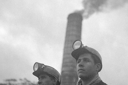 Tabletas: Mineros de la mina de carbón de Lota, 1940. Fotografía de Ignacio Hochhäusler.