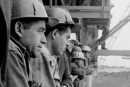 Tabletas: Obreros de la planta siderúrgica de Huachipato, 1940. Fotografía de Luis Ladrón de Guevara.
